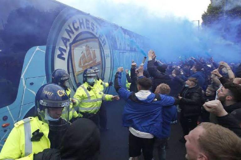 Pelea entre fans del Manchester City y Chelsea deja un herido en Porto