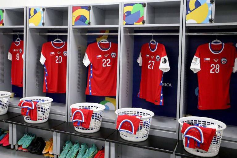 Chile tapa logo de Nike ante Bolivia en Copa América; acusan falta de pagos