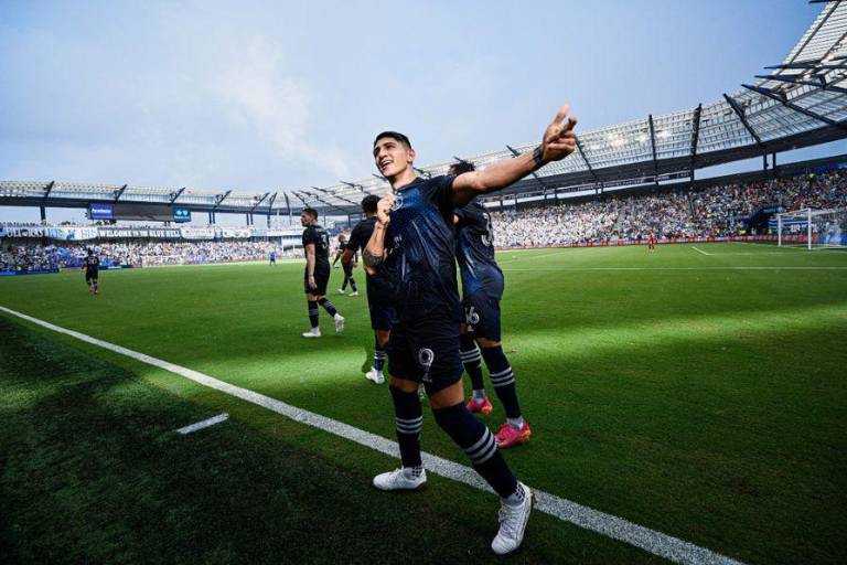 Alan Pulido anotó pero salió lesionado y Carlos Vela casi empata al final, en la MLS