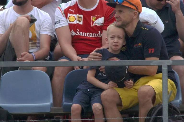 Niño llora tras accidente de Checo Pérez