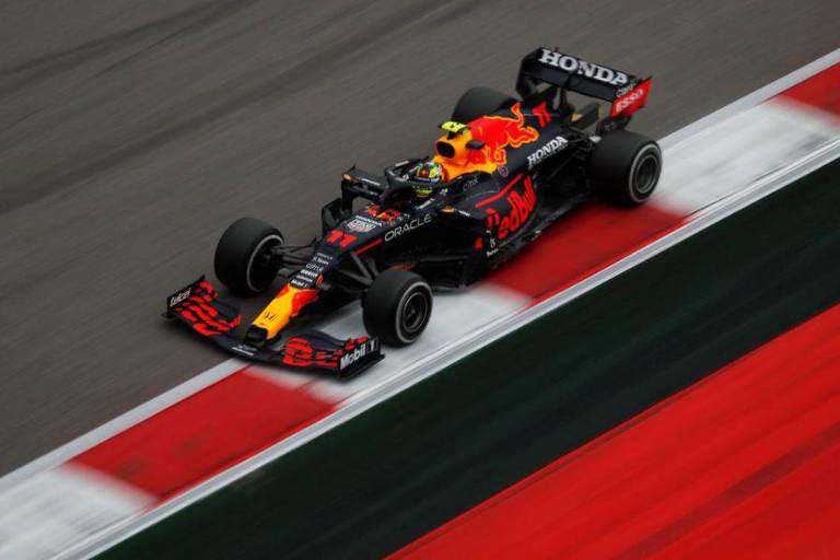 Error de Red Bull dejó sin podio a ‘Checo’ Pérez en carrera de locura en Rusia; Lewis Hamilton ganó