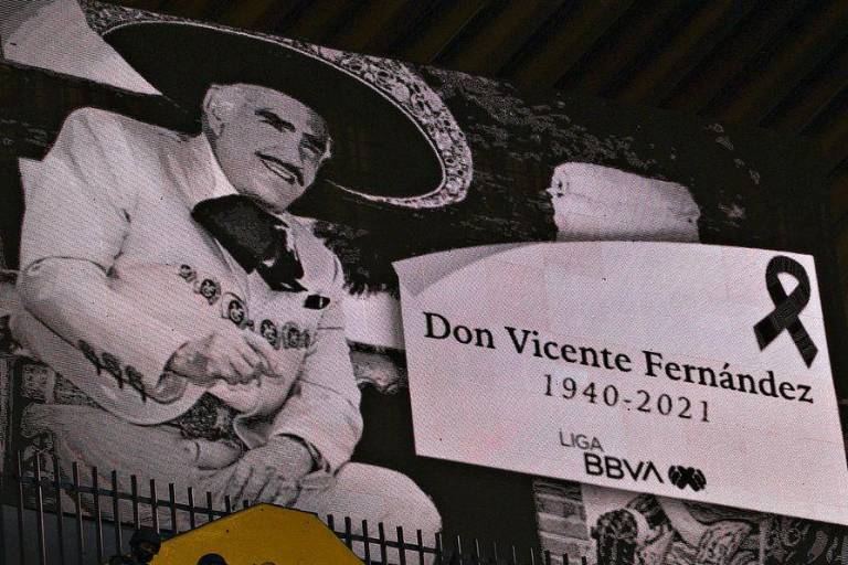 Rinden homenaje a Vicente Fernández previo al inicio de la final en el Estadio Jalisco