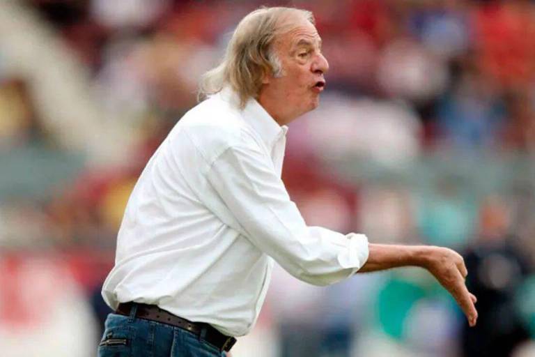 César Luis Menotti, reportado delicado de salud; ya fue hospitalizado