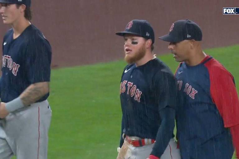 Fan de los Yanquis agrede al mexicano Alex Verdugo, de los Medias Rojas, desde las gradas