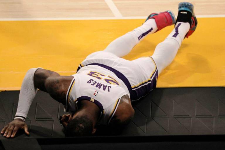 Hawks remontan y vencen a Lakers tras lesión de LeBron James