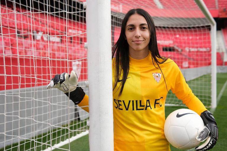 Sevilla anuncia llegada de la portera mexicana Itzel González
