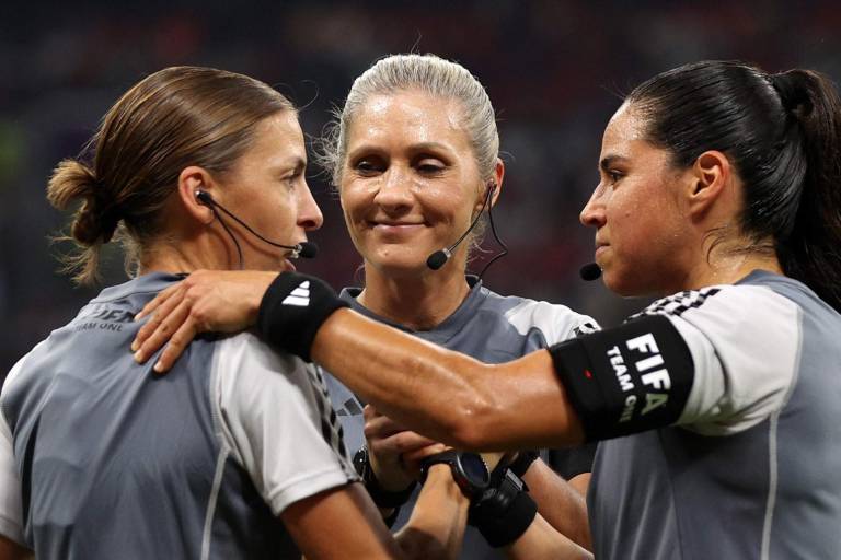 Árbitra mexicana Karen Díaz hace historia en Qatar