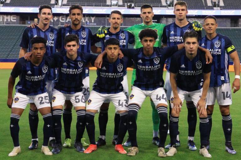 ‘Chicharito’ regresa como capitán y anotó para el Galaxy