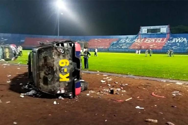 ¡Tragedia en Indonesia! Reportan al menos 174 personas fallecidas en partido de futbol