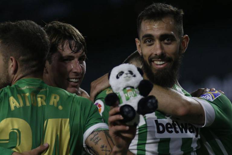 Real Betis vence al Granada; Lainez y Guardado acarician el pase a Europa League