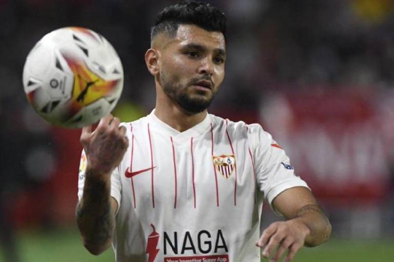 Afición del Sevilla se rinde ante ‘Tecatito’ tras su partidazo ante el Betis