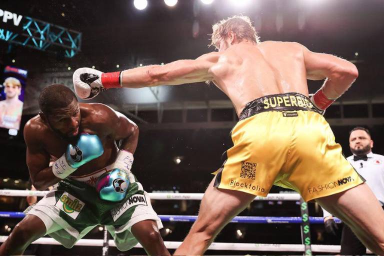 Mayweather no pudo noquear a Logan Paul en una polémica y gris exhibición