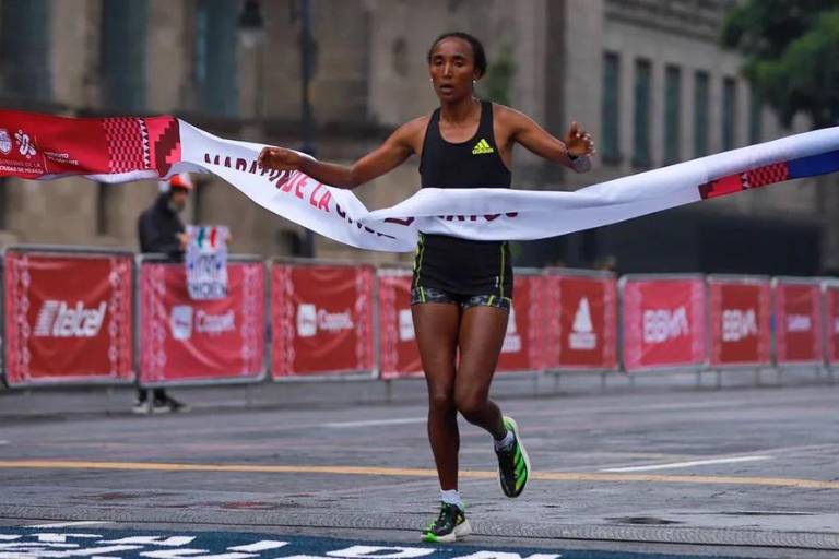 Etíope rompe racha ganadora de kenianas en rama Femenil del Maratón de la CDMX