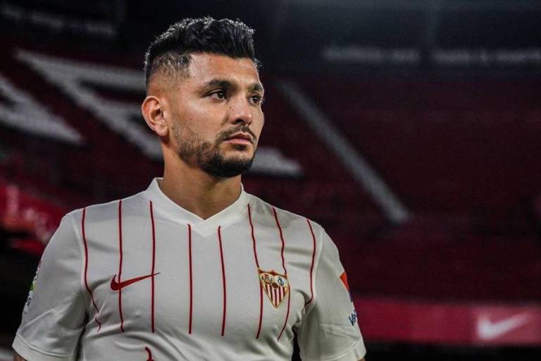 ‘Tecatito’ Corona es oficialmente jugador del Sevilla y se dice ansioso por jugar en España