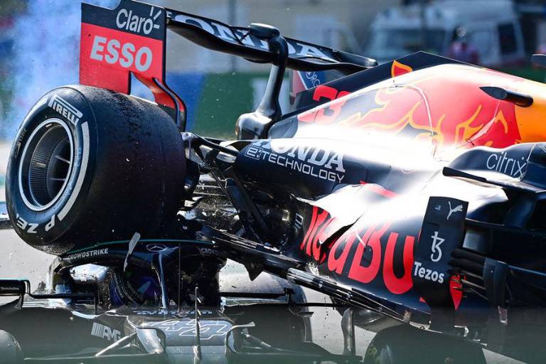 Lewis Hamilton criticó con dureza el halo en 2016 y hoy sigue con vida gracias a él