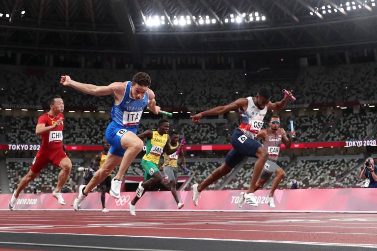 Italia sorprende y gana el relevo 4x100 varonil en Tokio 2020; Jamaica se lleva el femenil
