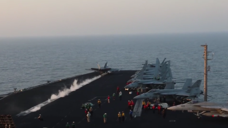 Avión de combate despegando de un portaaviones cerca de Yemen.