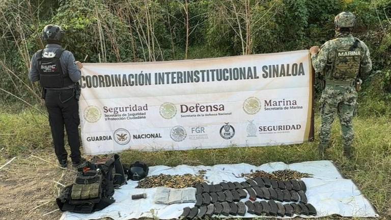 Equipo táctico y municiones localizadas por la Armada en campamentos del sur de Sinaloa.