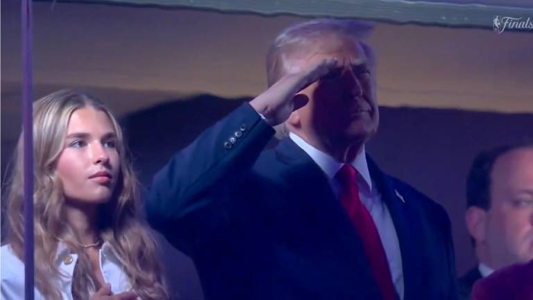 Donald Trump, Presidente de Estados Unidos, acudió a presenciar el encuentro entre los Knicks y los Spurs, en las Finales de la NBA.