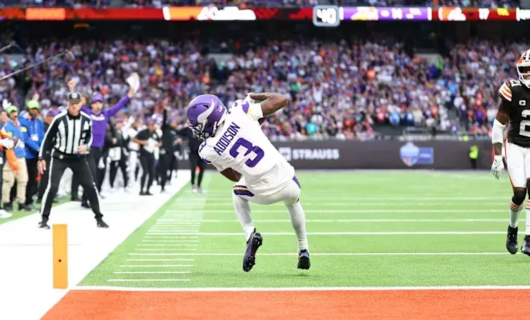 Addison anota en los últimos segundos y los Vikings vencen a Browns en Londres