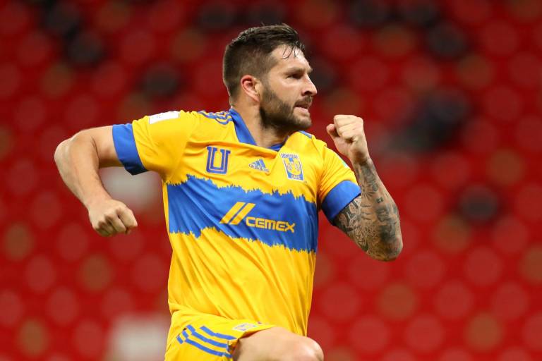 André-Pierre Gignac se echa un ‘palomazo’ con la Banda MS (VIDEO)