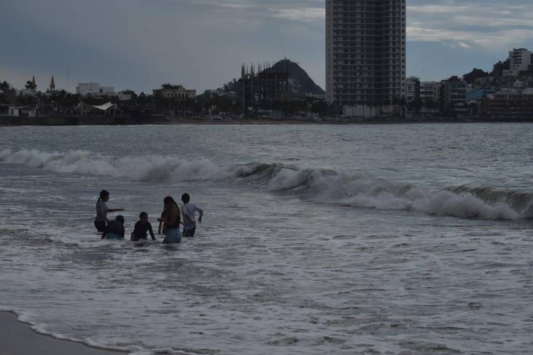 Reanudan actividades en las playas, tras ser cerradas por el fuerte viento