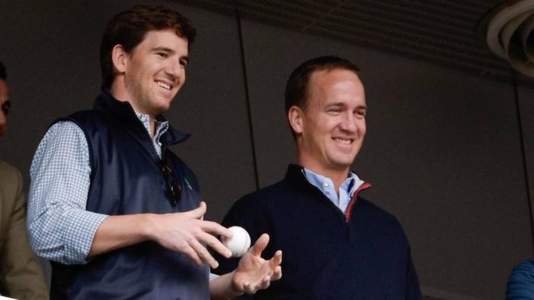 Eli y Peyton Manning debutarán como comentaristas en televisión.