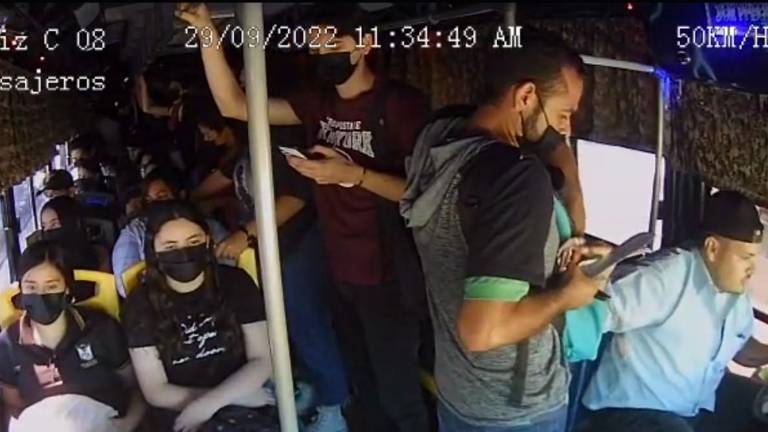 El joven chofer comienza a entregarle las monedas de su caja y los billetes de su camisa.