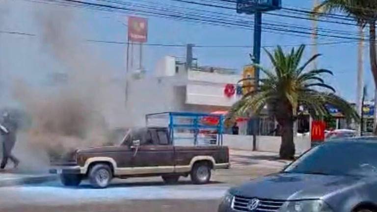 Bomberos sofocaron el incendio registrado en el compartimiento del motor de una camioneta y evitaron mayores daños.