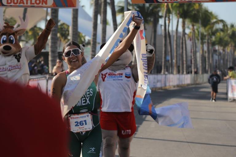 Tapatía Flores obtiene por primera ocasión triunfo absoluto en Triatlón Pacífico