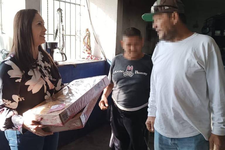 Llevan roscas a personas en centros de rehabilitación en Escuinapa