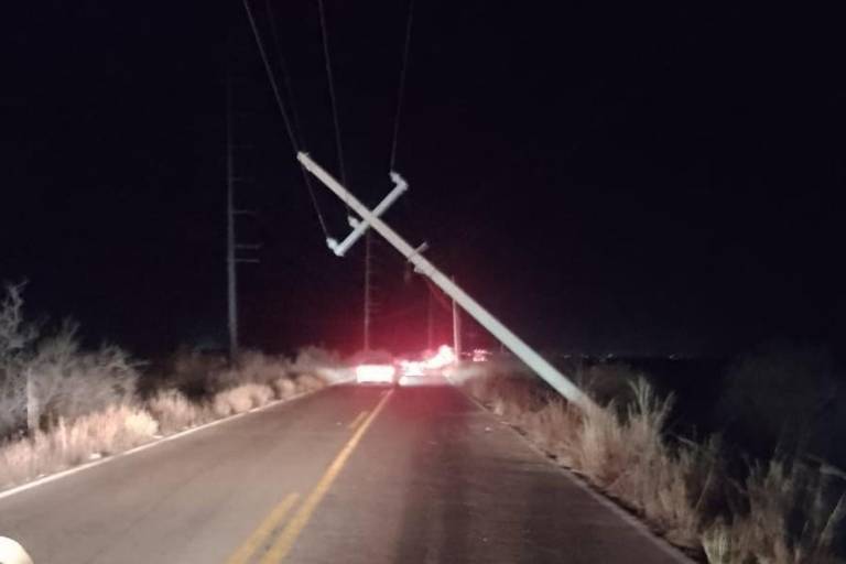 Auto choca contra poste en la carretera Escuinapa-Teacapán; conductor resulta ileso