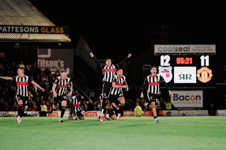 Grimsby Town elimina al Manchester United en una épica tanda de penales