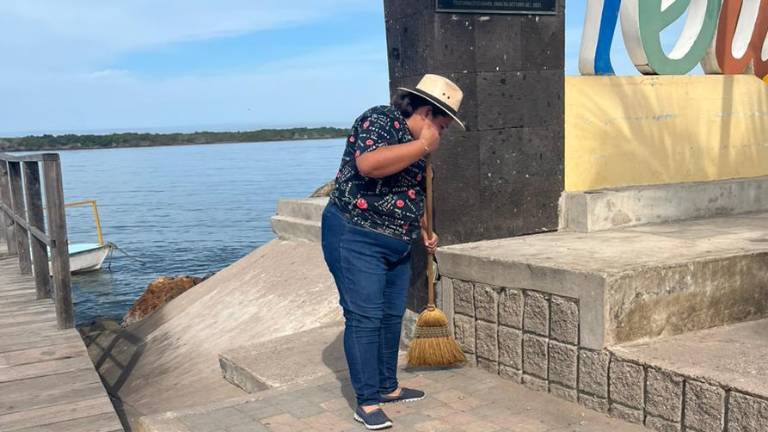 El personal del H. Ayuntamiento se sumaron a los trabajos de limpieza, recogiendo residuos y plásticos.