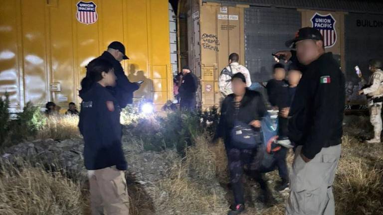 Localizan a 144 migrantes que eran transportados en un vagón de tren en Escobedo, Coahuila