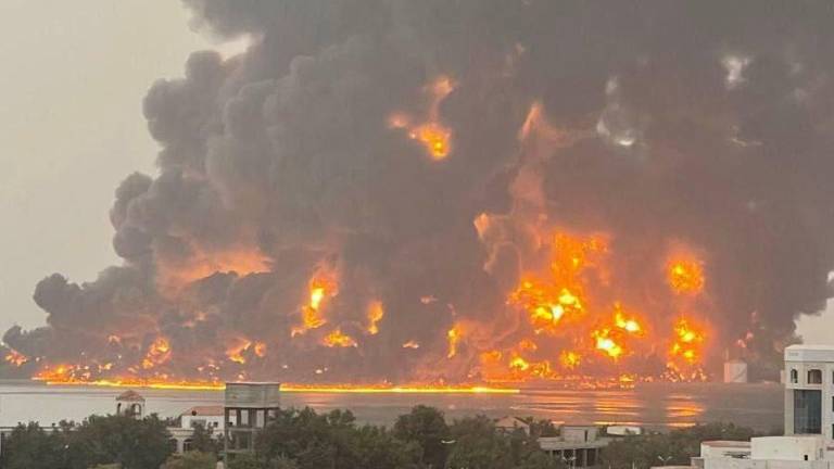 Hubo un gran incendio en el puerto y que hubo cortes de electricidad generalizados.