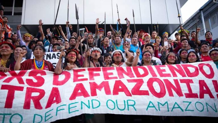 Representantes de pueblos indígenas en Ecuador protestan contra la extracción petrolera en la Amazonía.
