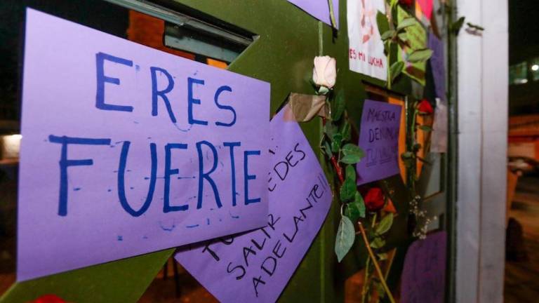 Mujeres han protestado desde ayer afuera de la UAEM para exigir justicia por la maestra agredida por su pareja.