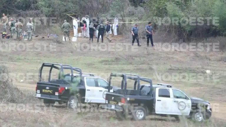 Corporaciones federales en la extracción de restos humanos en una fosa localizada cerca de la comunidad de El Verde, en Concordia.