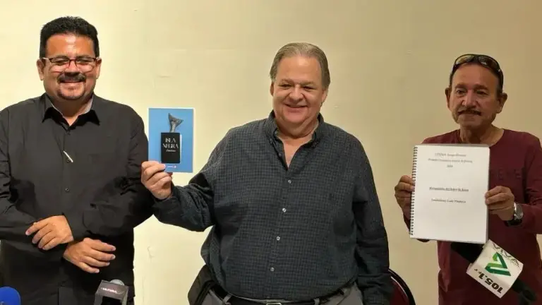 Juan José Rodríguez y Raúl Rico junto a Esteban Peraza “El Bacho”, quien fue un querido personaje del Carnaval de Mazatlán.