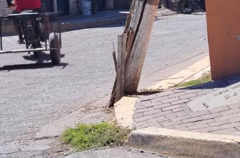 Piden vecinos de Rosario atender poste a punto de caer