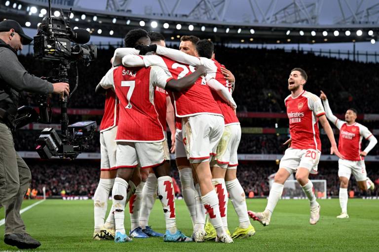 Arsenal vence al Liverpool y acecha la cima