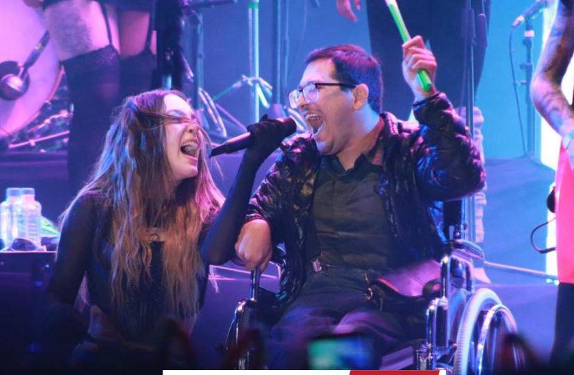 $!Durante su concierto, la cantante subió al escenario a una fan en silla de ruedas.