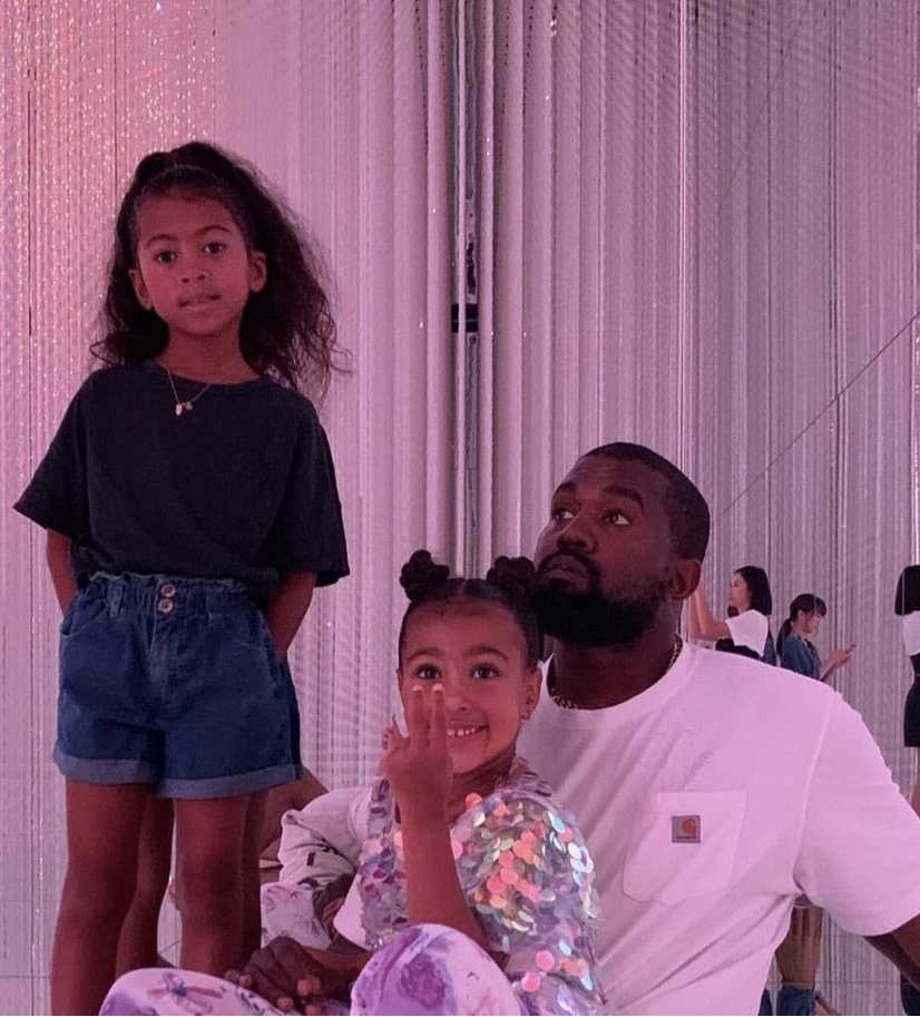$!Kanye West gasta millones de dólares en una casa para vivir enfrente de su ex esposa, Kim Kardashian