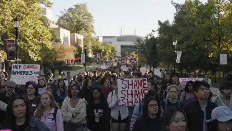 Protestas de estudiantes, profesores y miembros de la comunidad universitaria dee Cornell.