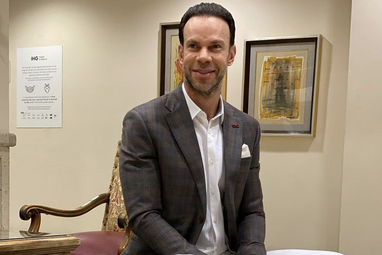 Ex pareja de Zague exige reconozca la paternidad de su hija