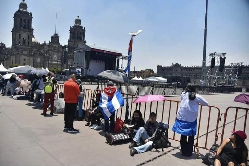 $!Silvio Rodríguez deleita a miles de personas en el Zócalo de la Ciudad de México