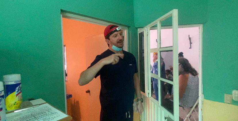 $!Atienden dentistas extranjeros a 500 niños y niña de Teacapán, Escuinapa