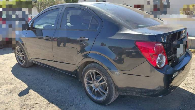 Policías municipales realizaron la detención de cinco personas que circulaban en un vehículo tras señaladas por probable robo a una tienda de conveniencia.