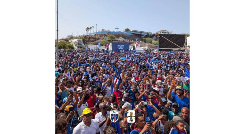 Miles de aficionados salieron a las calles de Praia para homenajear a los Tiburones Azules.